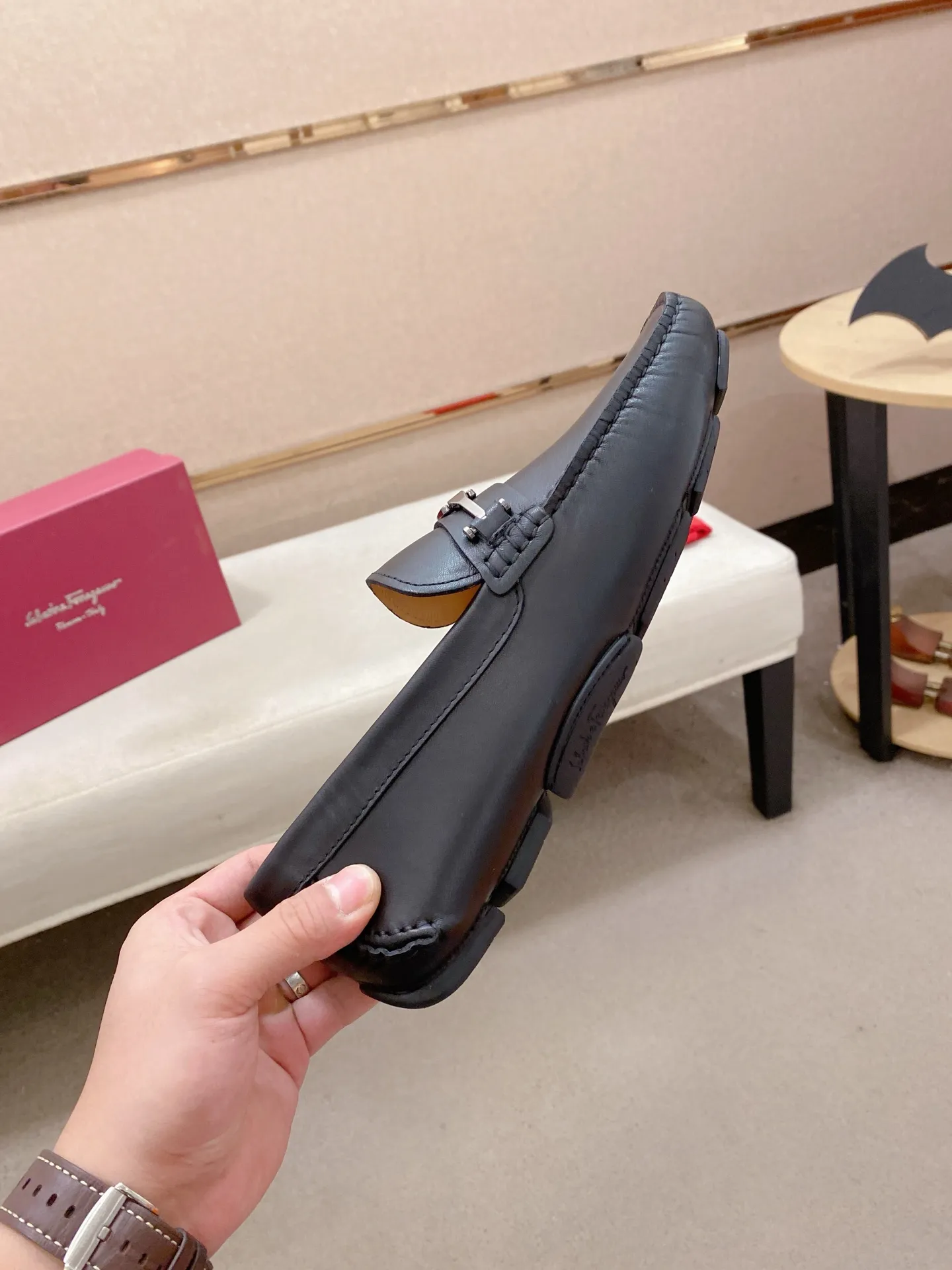 Factory price: 540💰High-end quality! Ferragamo🆕🆕Exclusive hot-selling products in stock🔥🔥New products on the shelves, high-quality Ferragamo men's pea shoes, high-end casual driving shoes, with complete packaging! 💪 💪 Material: imported first-layer cowhide 🐂 + imported high-quality water-dyed cowhide lining + wear-resistant outsole 👍🏻👍🏻 Features: high-end and comfortable, purely handmade 🚀 🚀 Create the perfect shoe that suits you best 🔥 🔥 Size: (38-44) 45 standard size can be customized!
